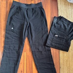 Xs men’s black figs scrub set